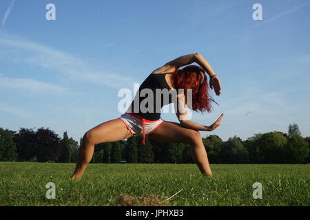 Yoga pose im Freien Stockfoto