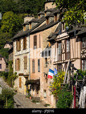 Blick auf das mittelalterliche Dorf von Conques, Frankreich Stockfoto