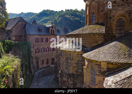 Blick auf das mittelalterliche Dorf von Conques, Frankreich Stockfoto