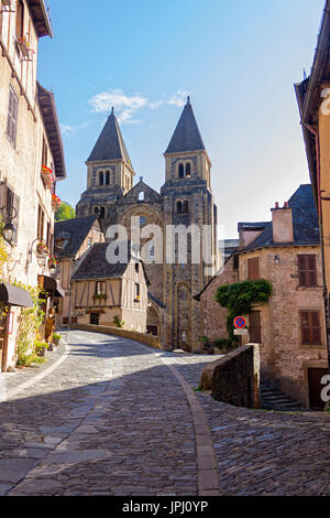 Blick auf das mittelalterliche Dorf von Conques, Frankreich Stockfoto