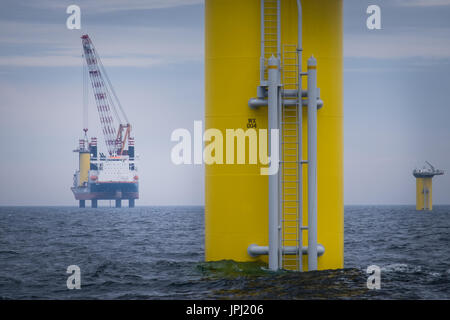 Die Jack-up Gefäß, Aeolus, installieren die Übergangsstücke (TP) auf dem Walney Erweiterung Offshore-windpark Stockfoto