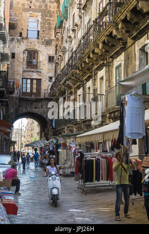 IIn der Via Chiappara al Carmine im Stadtteil Albergheria zentrale Palermo, Sizilien, Italien. Stockfoto