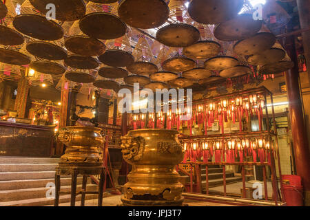 Gold Urnen und Weihrauch Spulen brennen innen Man Mo Tempel in Hong Kong Stockfoto