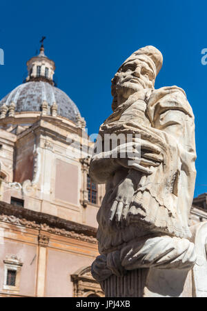 Marmorskulptur am Florentiner Brunnen aus dem 16. Jahrhundert in Piazza Pretoria, zentrale Palermo, Sizilien, Italien. Stockfoto