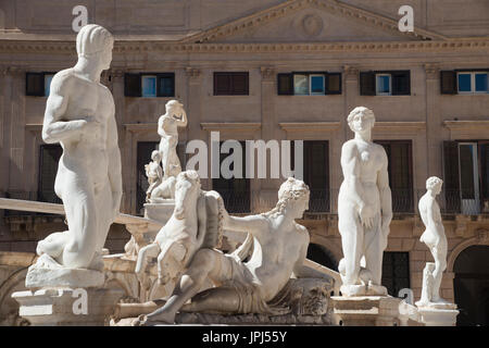 Marmorstatuen auf dem 16. Jahrhundert Florentiner Brunnen in Piazza Pretoria, zentrale Palermo, Sizilien, Italien. Stockfoto