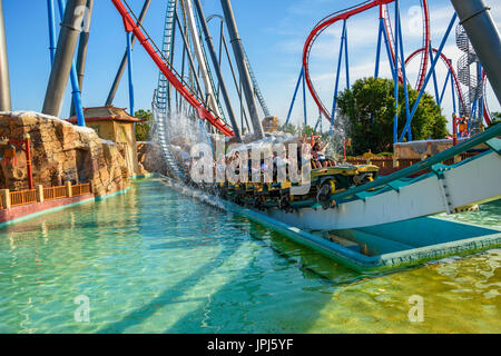 Shambhala ist ein Stahl hyper coaster Achterbahn im Freizeitpark Port Aventura in Salou, Spanien. Sein die 2. höchste 256 ft und schnellste hypercoaster 134 km/h. Stockfoto