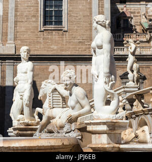 Marmorstatuen Menschen, Meerjungfrauen, Nymphen und Satyrn auf dem 16. Jahrhundert Florentiner Brunnen in Piazza Pretoria, zentrale Palermo, Sizilien, Italien. Stockfoto