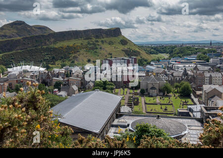 Arthurs Seat die Salisbury Crags und Canongate Kirk Edinburgh Schottland Stockfoto