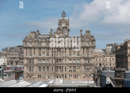 Das Balmoral Hotel Altstadt Edinburgh, über das Dach der Waverley Station Schottland gesehen, Stockfoto