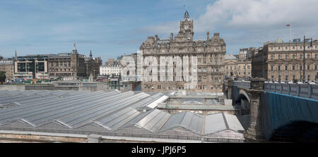 Das Balmoral Hotel gesehen von Edinburgh Old Town über das Dach der Waverley Station Schottland, Bestandteil der Rocco Forte Hotels Group Stockfoto