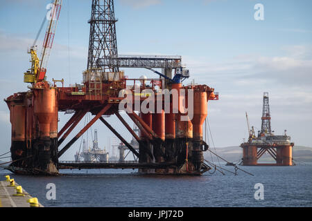 Die Bohrinsel, Borgsten Delphin, Ankern in der schottischen Hafen von Invergordon Stockfoto