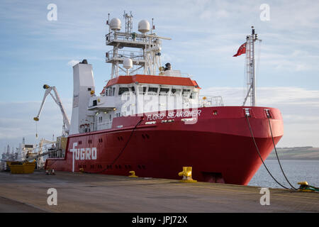 Übersicht Schiff, Fugro Searcher, daneben in Invergordon, Schottland Stockfoto