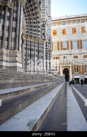 Teil der Fassade und die Treppe vor der Kathedrale San Lorenzo in Genua, Italien Stockfoto