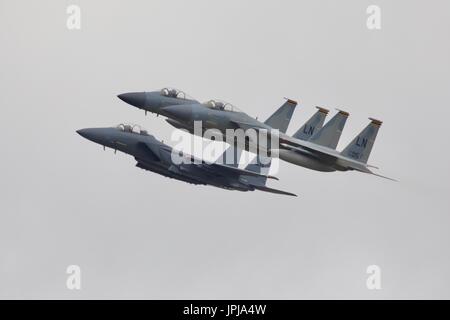 F-22 Raptor fighter Jet und P-51 Mustang der USAF Erbe Flug am 2017 Royal International Air Tattoo Stockfoto
