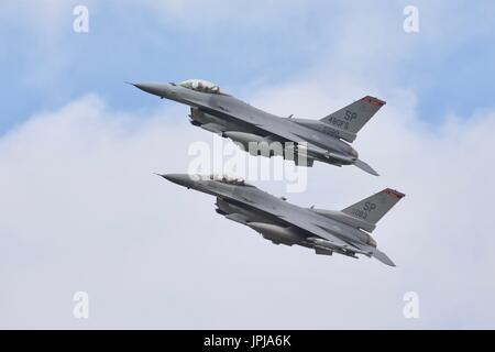 Ein paar der US Air Force Europe f-16 Fighting Falcons Durchführung ein Überflug am Royal International Air Tattoo Stockfoto