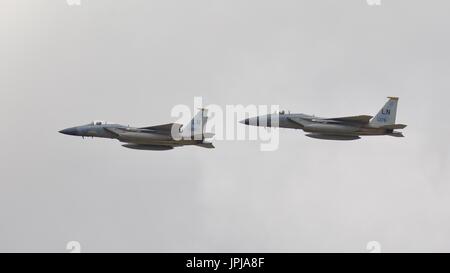 Ein paar der f-15 Adler, die Teilnahme an den 70. Jahrestag der US Air Force Durchflug an der Royal International Air Tattoo Stockfoto