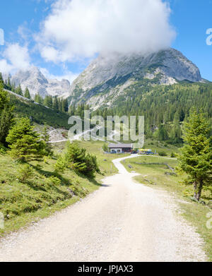 Blick auf die Seebenalm Restaurant mit der Sonnenspitze Berg hinter der Mieminger Gebirge Palette, Ehrwald, Tirol, Österreich Stockfoto