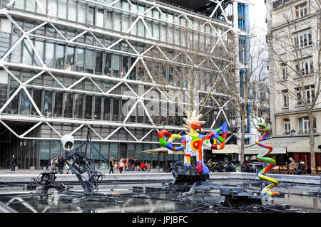 Bunte Skulptur und Installation im La Fontaine Stravinsky von Jean Tinguely und Niki de Saint Phalle in Paris, Frankreich. Stockfoto