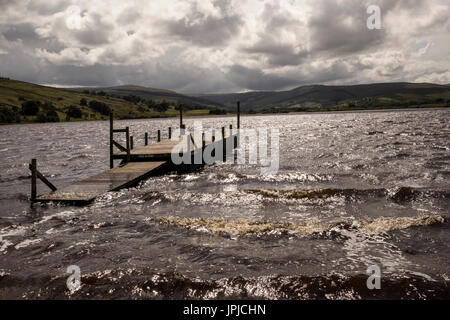 Überflutet Anlegestelle bei Semer Wasser in North Yorkshire bei windigem Wetter Stockfoto