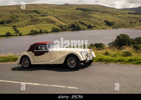 Creme Morgan Sports Car am See Semerwater in den Yorkshire Dales Stockfoto