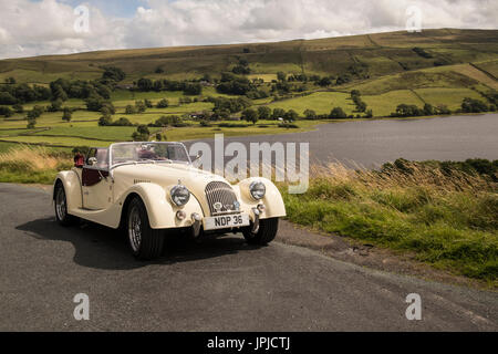 Creme Morgan Sports Car am See Semerwater in den Yorkshire Dales Stockfoto