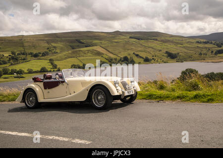 Creme Morgan Sports Car am See Semerwater in den Yorkshire Dales Stockfoto