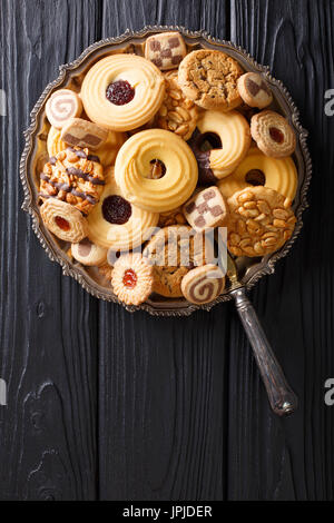 Festliche Cookie mix close-up auf einem Teller auf den Tisch. vertikale Ansicht von oben Stockfoto