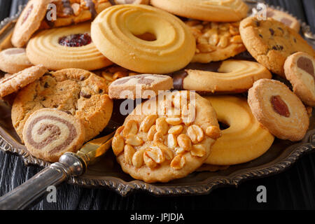 Köstliche Plätzchen im Sortiment mit verschiedenen Füllungen auf einer Platte Nahaufnahme, horizontale Stockfoto