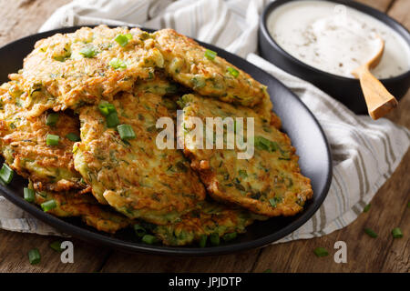 Frisch gekochte Zucchini Pfannkuchen mit Sauerrahm Nahaufnahme auf dem Tisch. horizontale Stockfoto