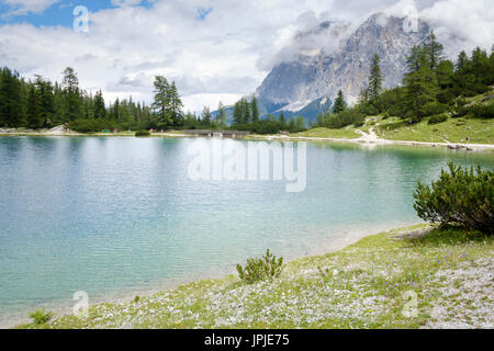 Seebensee mit Blick auf die Zugspitze Bergkette, Ehrwald, Tirol, Österreich Stockfoto