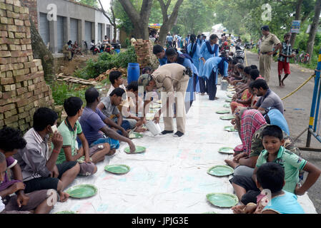 AMTA, Indien. 1. August 2017. Westbengal Polizei Mann und bürgerlichen Polizei servieren in einem Relief-Camp am 1. August 2017 in Amta, Howrah. Schweren Monsun-Regen und Wasser freigegeben Amta Howrah Distrikt, die Teile des Amta noch unter Hochwasser durch Damodar Valley Corporation Flut Treffer, obwohl am 1. August 2017 in Amta, Howrah verbessern die Kondition. Bildnachweis: Saikat Paul/Pacific Press/Alamy Live-Nachrichten Stockfoto
