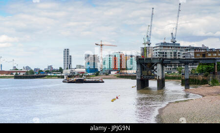 LONDON - 30 Juli: Ansicht von Neubauten in Greenwich in London am 30. Juli 2017. Nicht identifizierte Personen Stockfoto