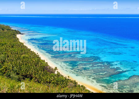 Dravuni Island, Fidschi. Panoramablick über die Insel und Strand im Süd-Pazifik. Stockfoto