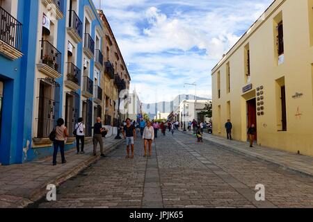 Massen beginnen sich zu bilden auf der Straße in der Abenddämmerung vor Beginn des Tag der toten Feier, Centro-Oaxaca-Stadt, Oaxaca, Mexiko. Stockfoto