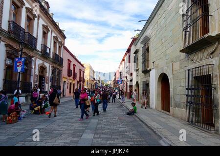 Menschen auf der Straße, die den Tag der Toten feiern, Día de los Muertos, Oaxaca, Mexiko. Stockfoto