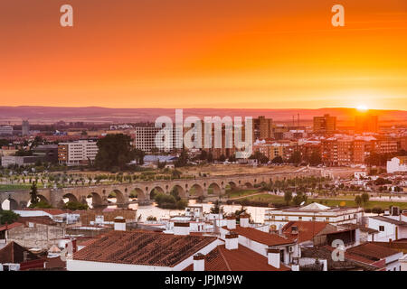 Sonnenuntergang an einem heißen Tag in der Stadt badajoz Stockfoto