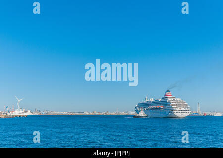 Yokohama, Japan - 4. Januar, 2013:Luxury Liner "Asuka II" ist eine Anreise zum Osanbashi Pier. Stockfoto