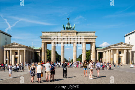 Viele Touristen stehen vor dem Brandenburger Tor in Mitte Berlins Deutschland Stockfoto