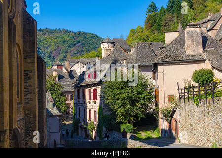 Blick auf das mittelalterliche Dorf von Conques, Frankreich Stockfoto