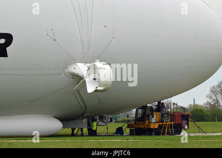 Hybrid-Luft Fahrzeuge Airlander 10, angebunden an seinen Liegeplatz Mast in Cardington, Bedfordshire Stockfoto