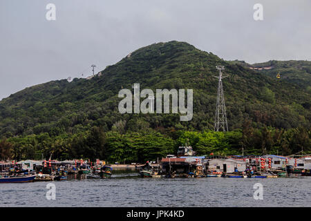 Lingshui, schwimmende Dorf, Nanwan Monkey Island und transozeanische Seilbahn im Hintergrund Fischer, Stockfoto