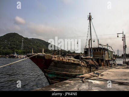 Lingshui, schwimmende Dorf, Nanwan Monkey Island und transozeanische Seilbahn im Hintergrund Fischer, Stockfoto