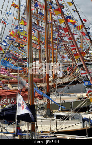 Bunte Wimpelketten, Fahnen und Wimpel von den Masten der traditionellen Holz- Yachten alte Oberbeleuchter Festival in Yarmouth auf der Insel Wight fliegen Stockfoto