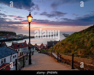 Ein Blick vom Whitbys 199 Stufen in Richtung Hafen bei Sonnenuntergang. Stockfoto