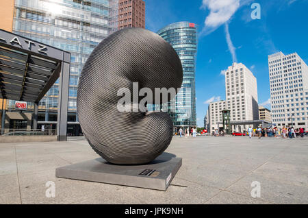 Moderne Kunst-Installation-Skulptur von Kang Muxiang am Potsdamer Platz in Berlin, Deutschland Stockfoto