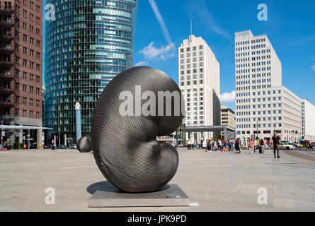 Moderne Kunst-Installation-Skulptur von Kang Muxiang am Potsdamer Platz in Berlin, Deutschland Stockfoto