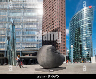 Moderne Kunst-Installation-Skulptur von Kang Muxiang am Potsdamer Platz in Berlin, Deutschland Stockfoto