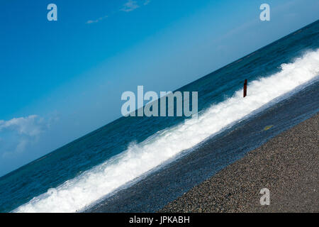 Gezeiten-Anzeige auf klare azurblaue Wasser geneigt, geneigt, Horizont, Chisingtan Scenic Area, Xincheng Township, Hualien County, Taiwan Stockfoto