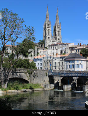 Ein Blick auf die historische Stadt Niort und St Andre Kirche am Fluss Sevre Niortaise, im Département Deux-Sèvres in Westfrankreich. Stockfoto