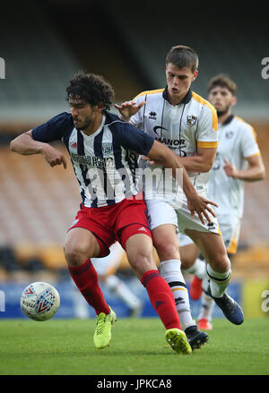 West Bromwich Albion's Ahmed Hegazy hält Herausforderung von Port Vale Mike Calverley während der Vorsaison Freundschaftsspiel im Vale Park, Stoke. Stockfoto